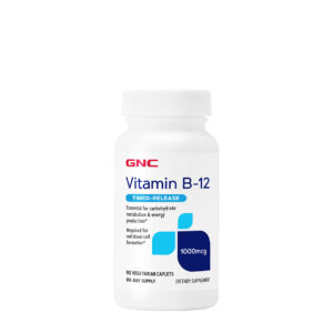 Frasco de GNC Vitamina B-12 1000mcg con 90 tabletas de liberación prolongada para mejorar la energía celular y la salud del sistema nervioso.